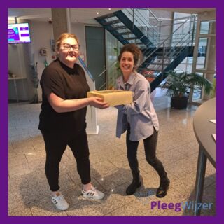 Onze ontregelaar Nienke de Vries van de Groningse regio voor het project Versterken Pleegzorg heeft in samenwerking met Pleegwijzer en Pleegzorg Groningen samenwerkingsafspraken tussen casemanagers van de gemeenten, jeugdbeschermers en pleegzorgwerkers vastgelegd. Om dat te vieren brengen we àlle 16 partijen een heerlijke slagroomtaart! #pleegwijzer #stichtingpleegwijzer #tijdvoortaart @pleegzorggroningen
